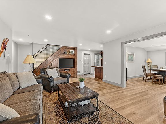 3rd image of 304 Samson Ct