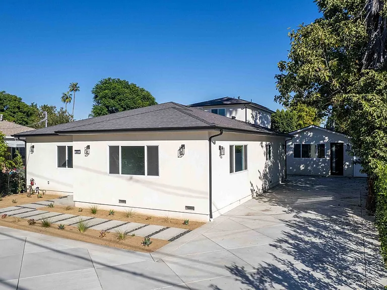 6842 Cedros Ave — Photo 2