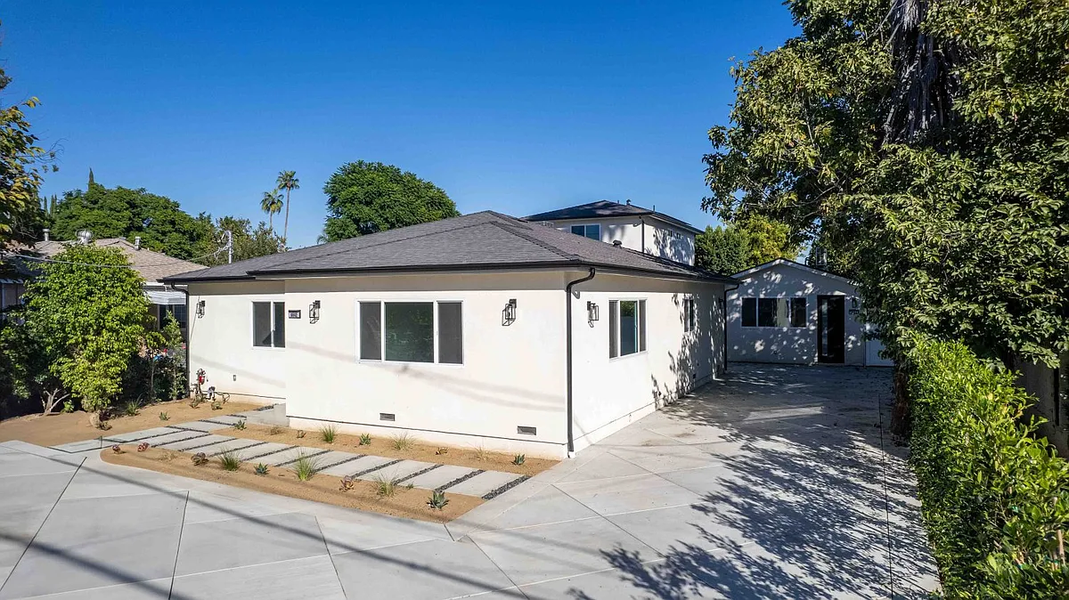 Building Photo - 6842 Cedros Ave