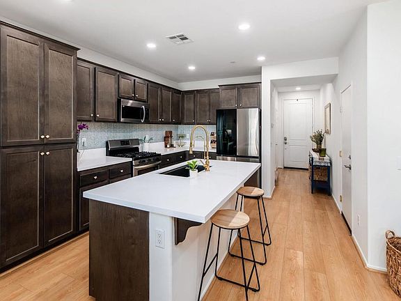 5th image of 282 Oberlander Way