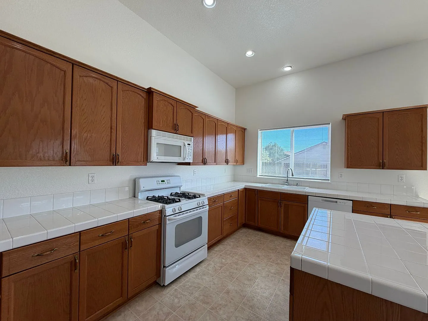Large 3-bedroom home located in the Royal Oaks Estates — Photo 4