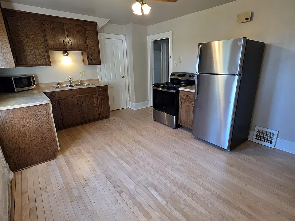 W59N410 Hilbert Ave #UPPER