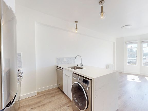 3rd image of 812 Eddy St #604