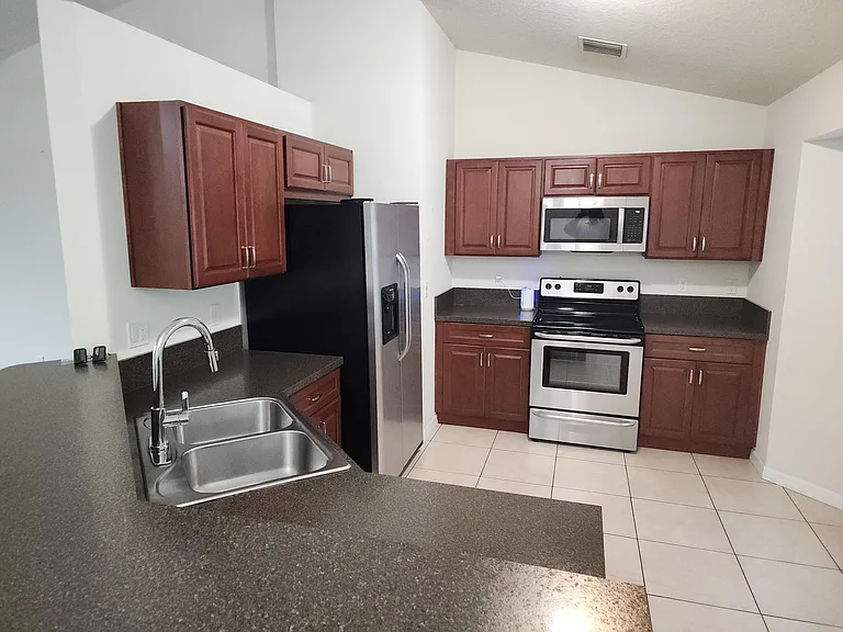 842 SE Walters Ter — Photo 6
