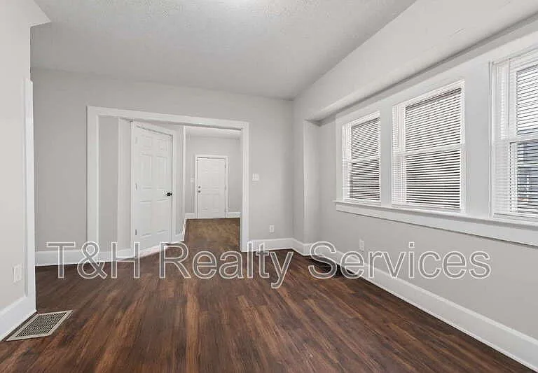 926 W 32nd St — Photo 11