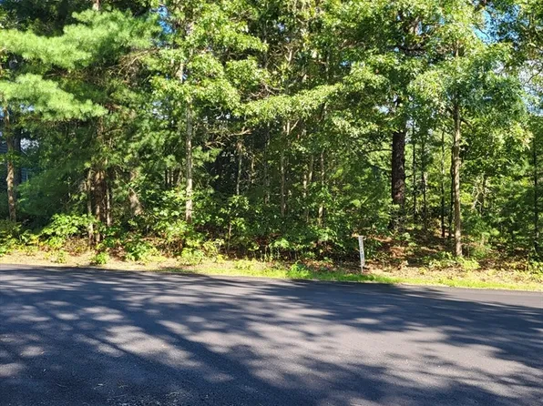 37 Mayflower Ln, Wareham, MA 02571