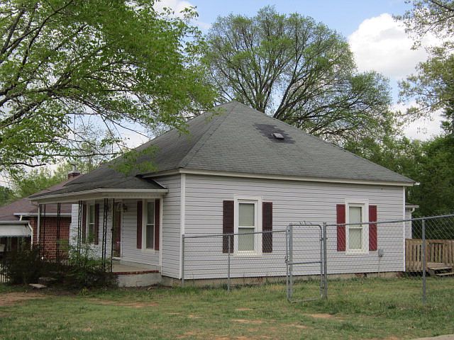 1st image of 924 West Ave