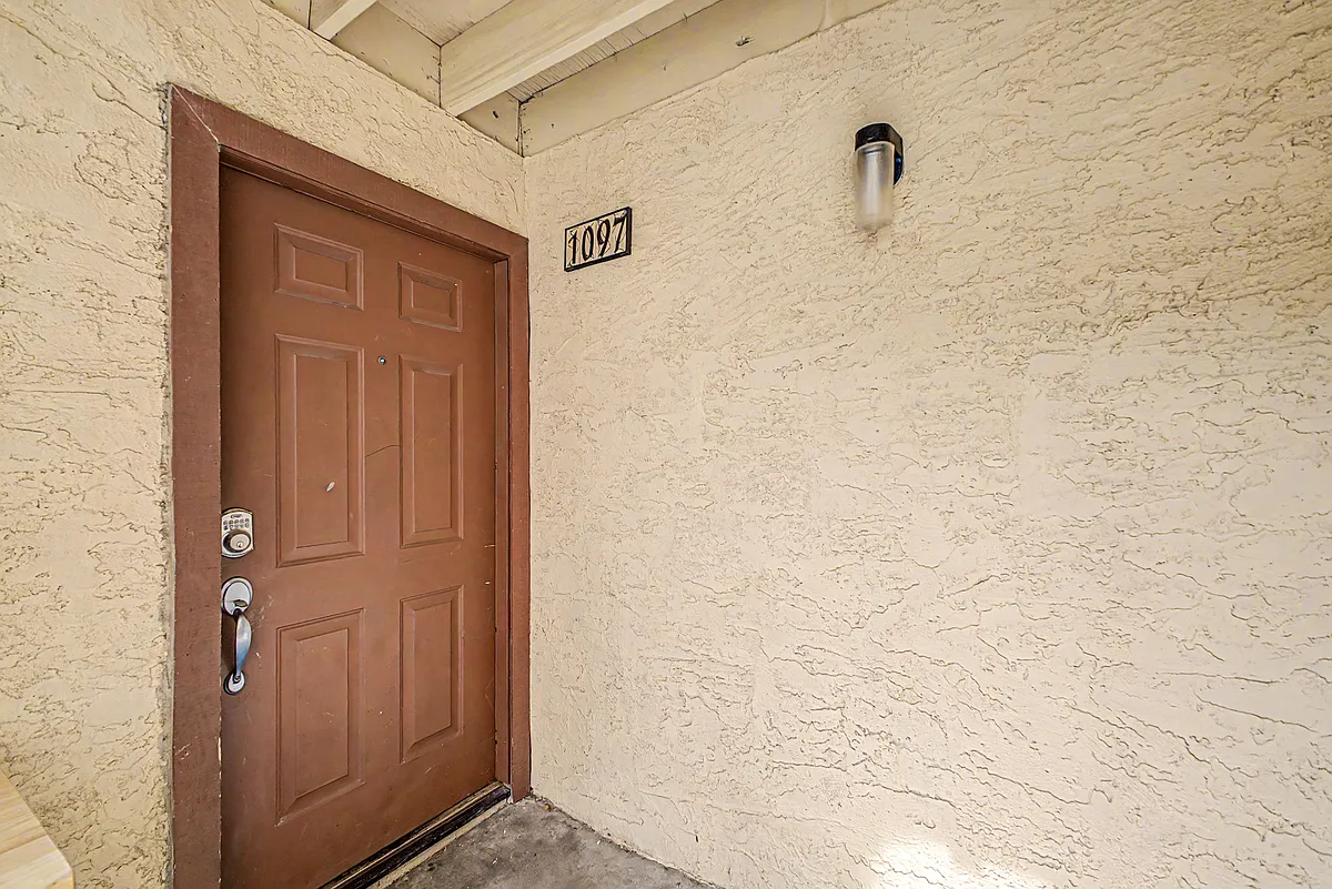 Building Photo - 2121 W Royal Palm Rd #1097