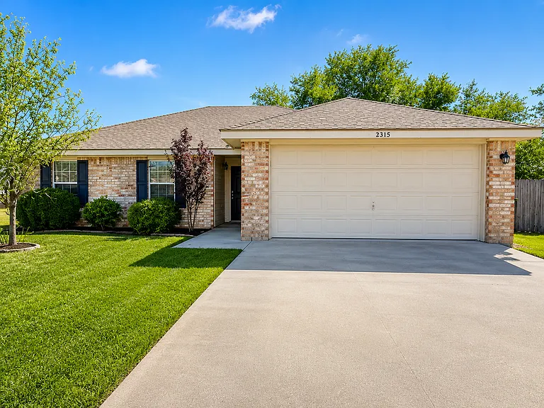 2315 Windy Cir — Photo 1