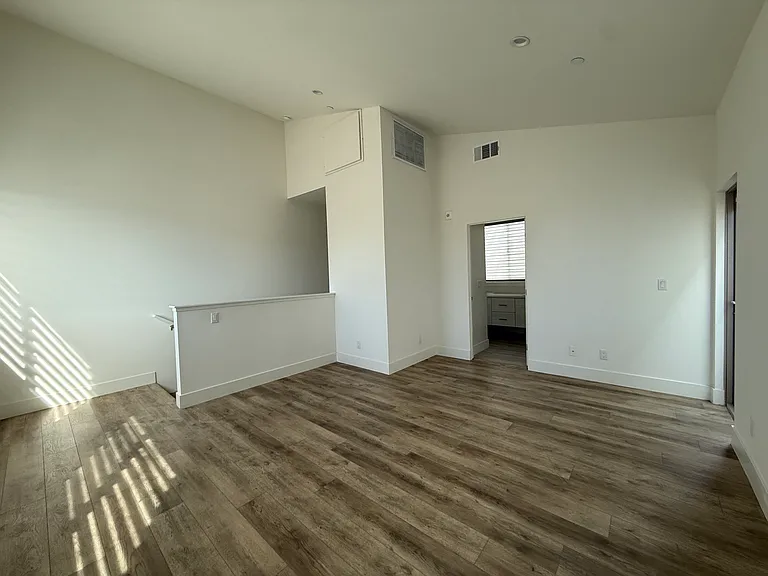 4737 Elmwood Ave — Photo 5