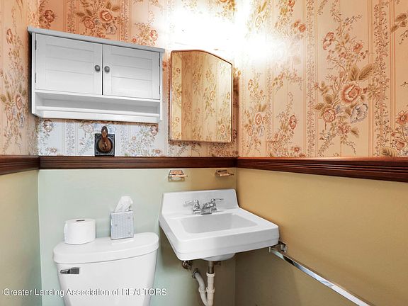 5th image of 15711 Oak Lane Dr