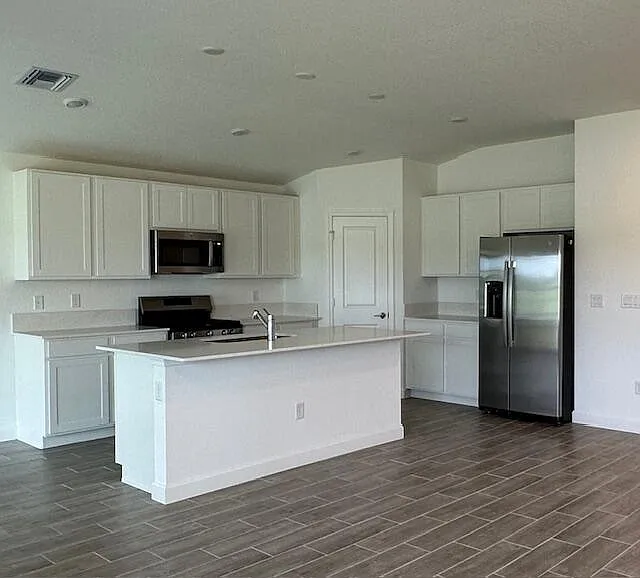 4 bed, 2.0 bath, 1939 sqft, $2,700 — Photo 2