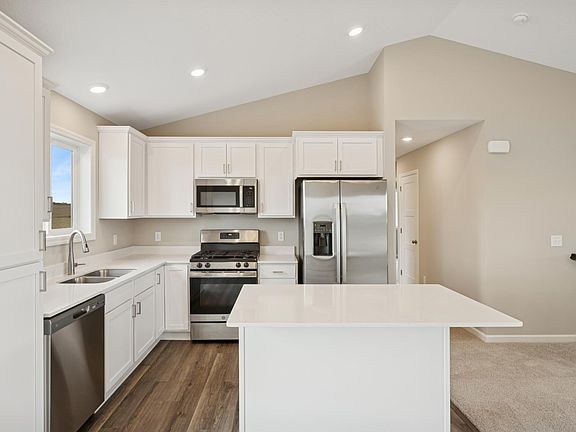 3rd image of 915 Brandenburg Ln