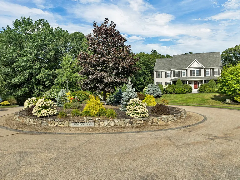 8 Hemlock Ln — Photo 1