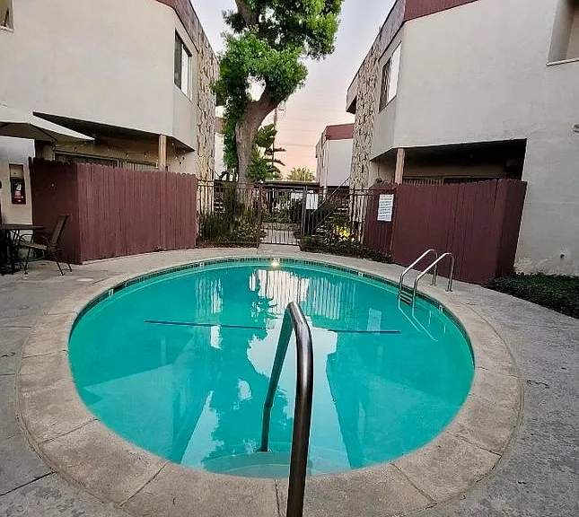 Lido Isle Apartments — Photo 17
