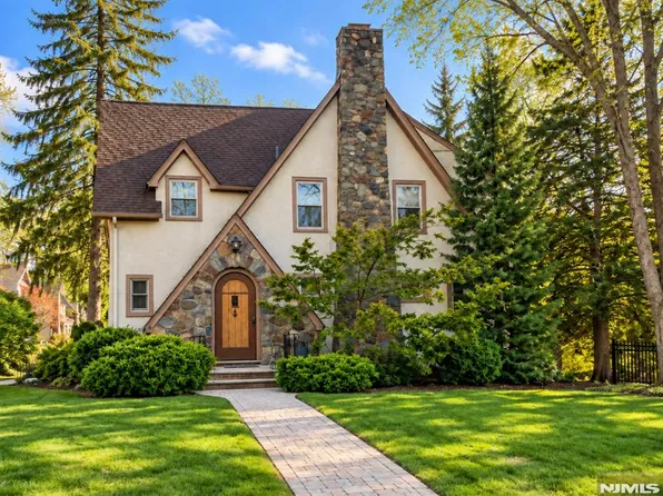 59 Oxford Pl, Glen Rock, NJ 07452
