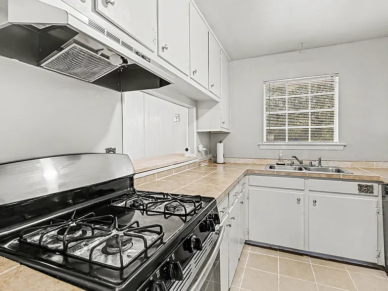 54 N University Blvd — Photo 11