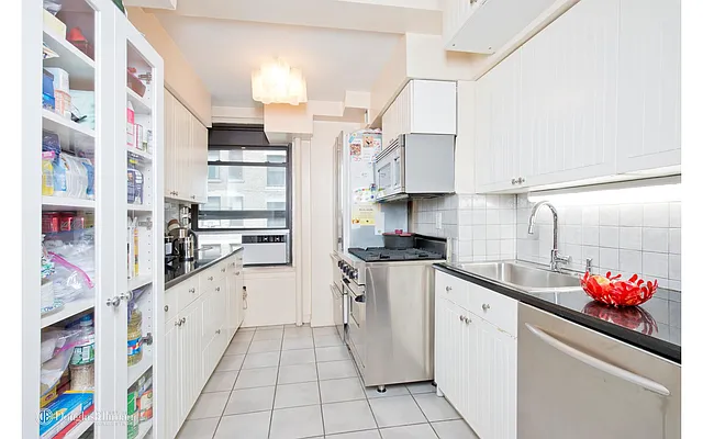 Rented by Douglas Elliman | media 23