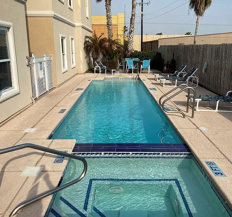 1st image of 201 W Oleander St Unit 1