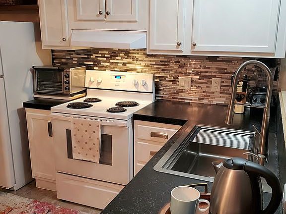 Tile backslash, deep single sink