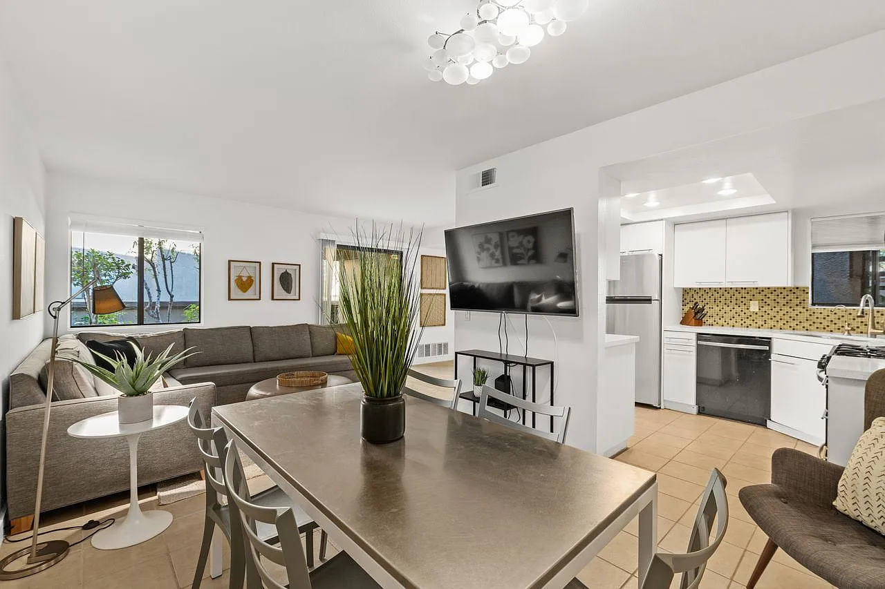 2 bed, 913 sqft, $3,450 — Photo 1