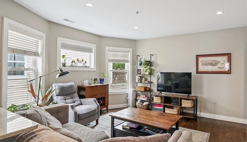 3 bed, 2.0 bath, 975 sqft, $3,300 — Photo 4