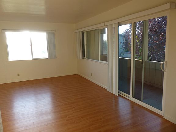 Living room (Pic 2of 2)