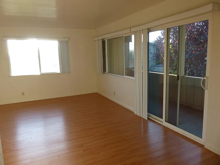 Living room (Pic 2of 2)