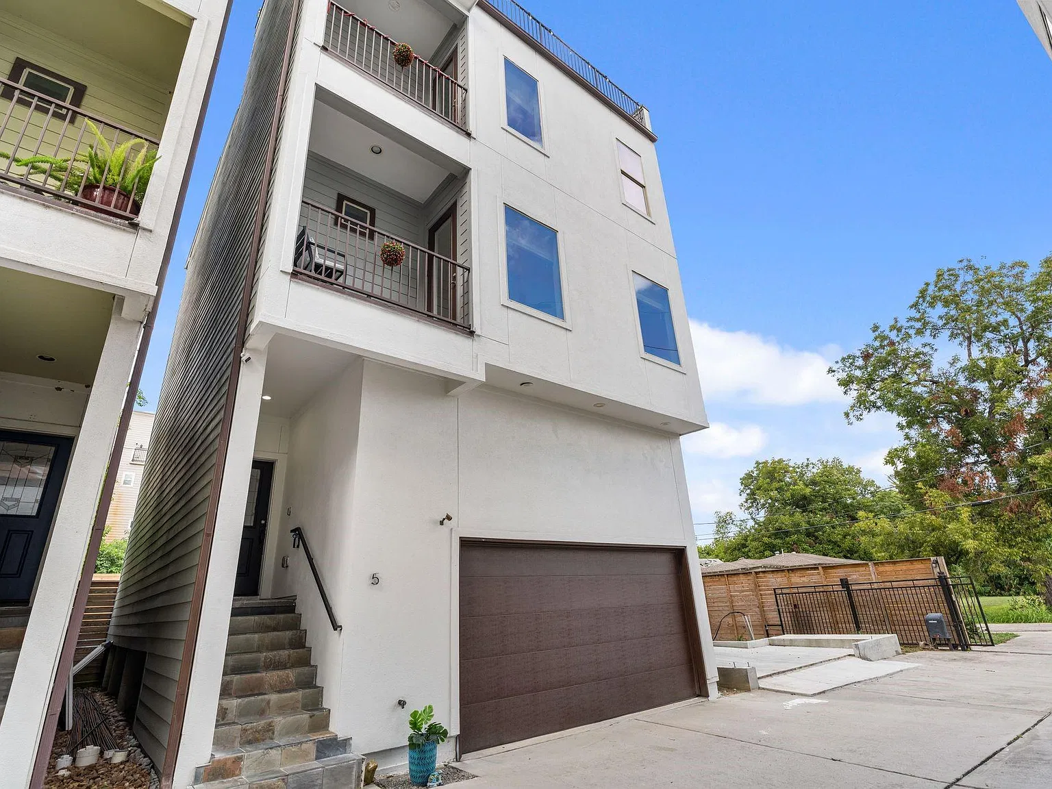 3 bed, 3.5 bath, 2490 sqft, $3,500 — Photo 2