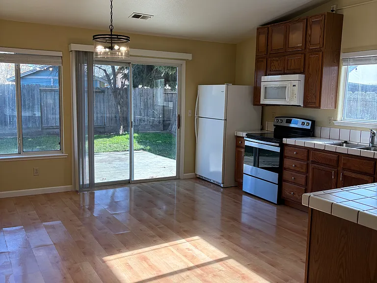 1321 Line St — Photo 2