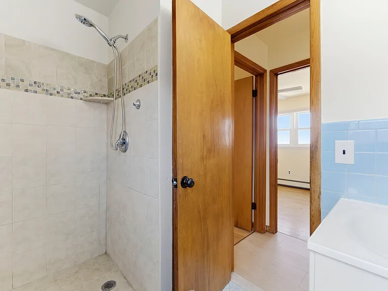 370 Henry St — Photo 17