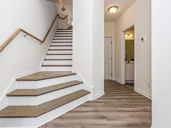 3rd image of 507 Violet Ct