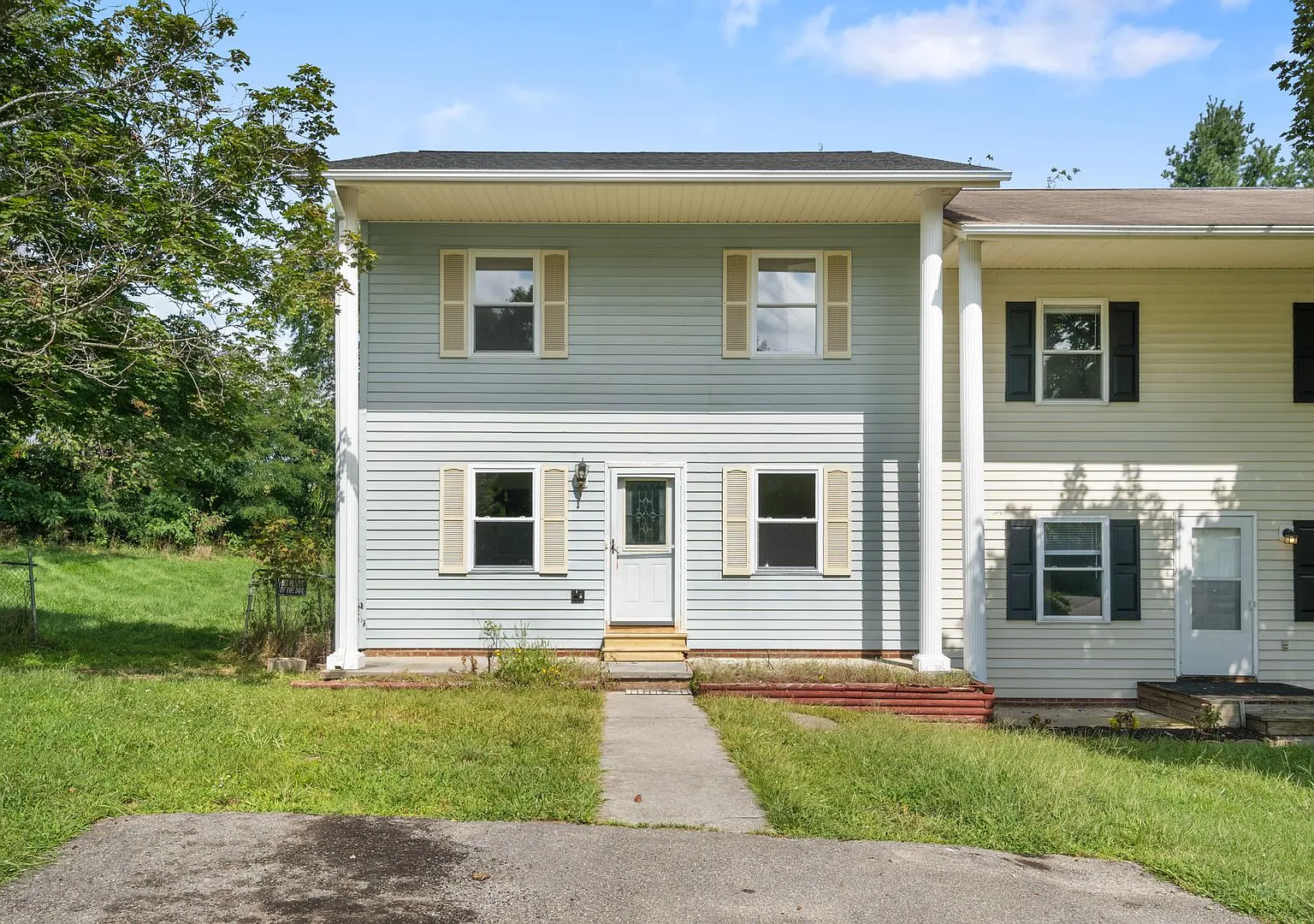3 bed/ 2 1/2 bath pet friendly fenced yard — Photo 1