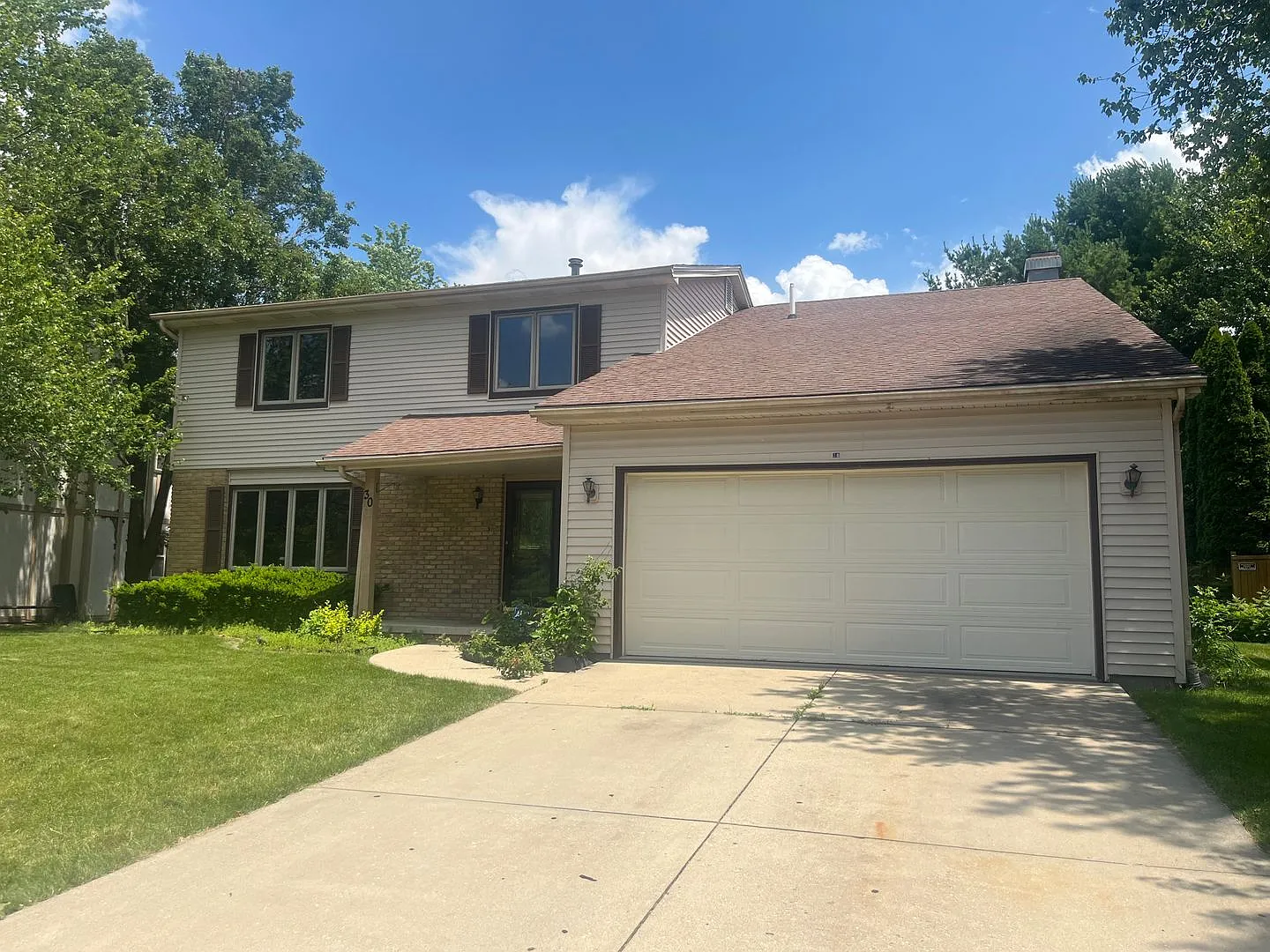 Exceptional 4 Bedroom Home in East Bloomington — Photo 1