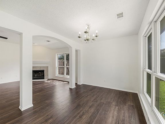 4th image of 1006 Greenbriar Ln