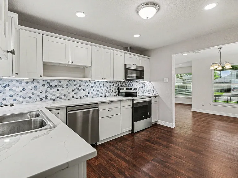 702 E Republic Ave — Photo 6