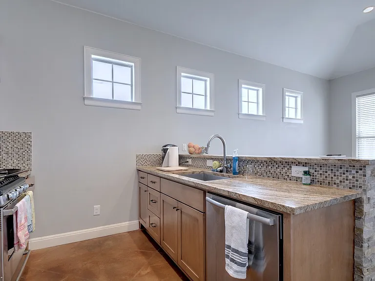 3005 Washington Sq — Photo 10