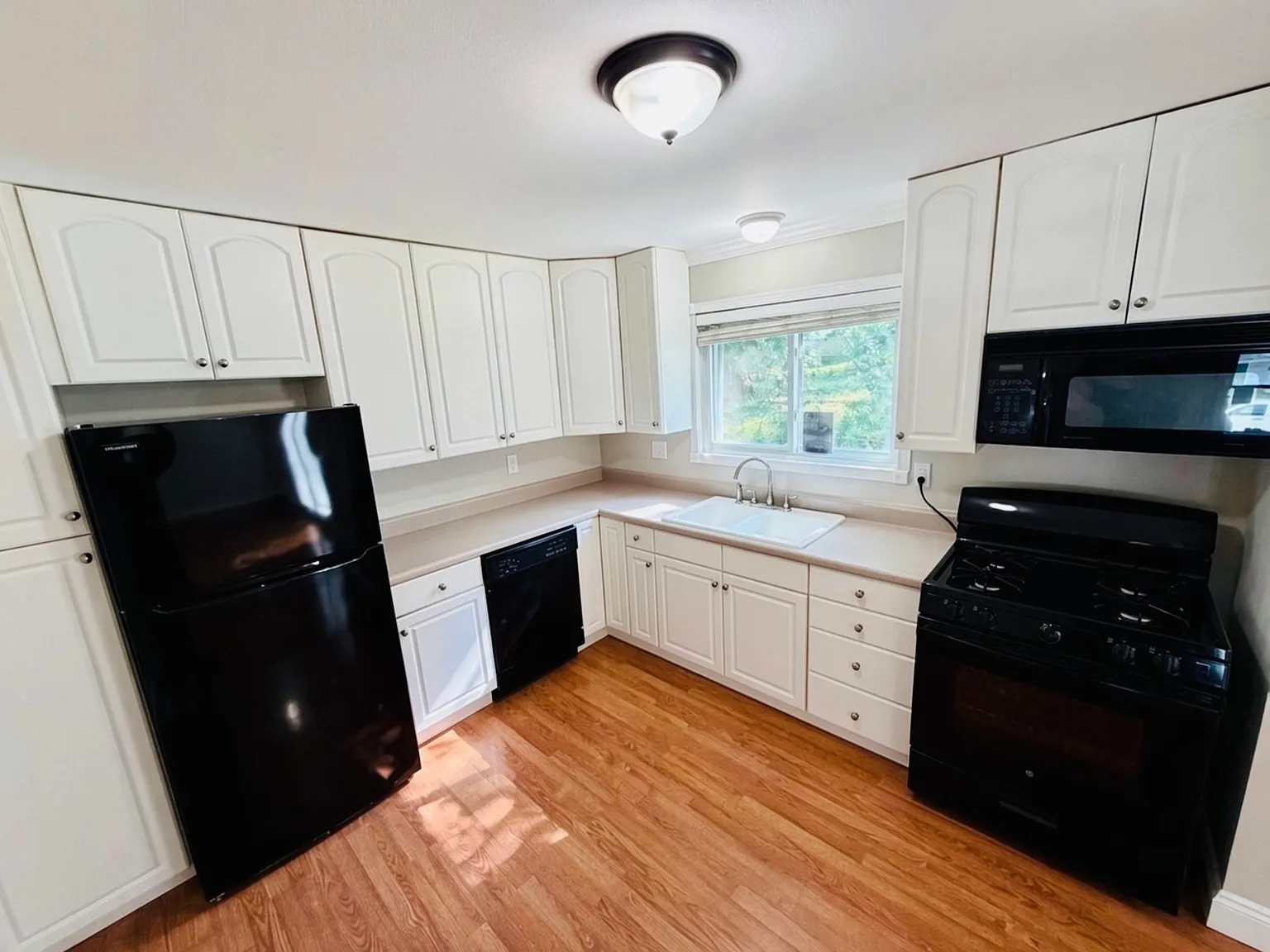 3 bed, 1200 sqft, $1,550 — Photo 2