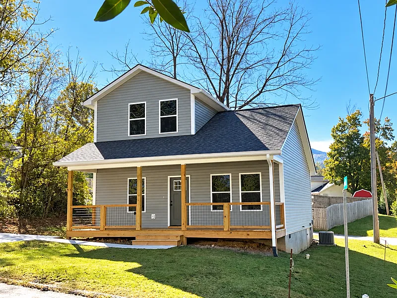 3 bed, 1309 sqft, $2,400 — Photo 1