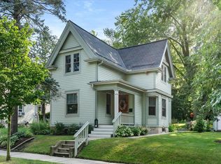 W62N688 Riveredge Dr, Cedarburg, WI 53012