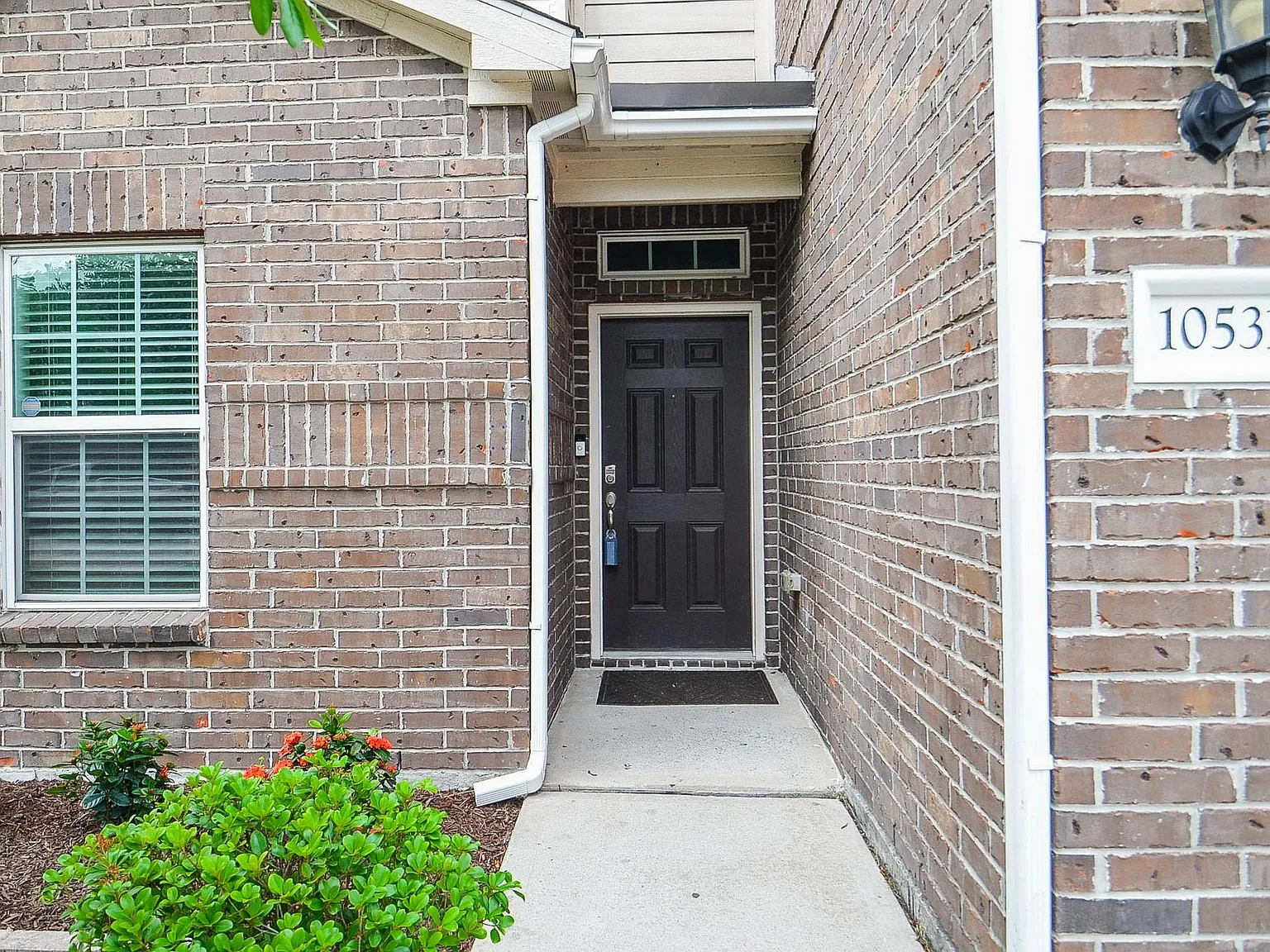 5 bed, 2.5 bath, 2640 sqft, $2,300 — Photo 2