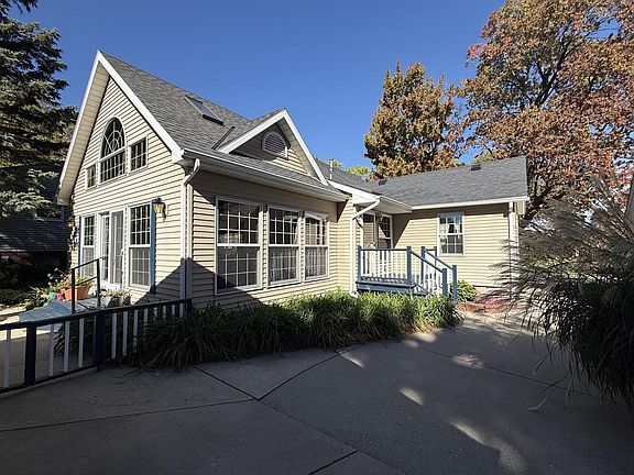 3rd image of 1013 W Grand AVENUE