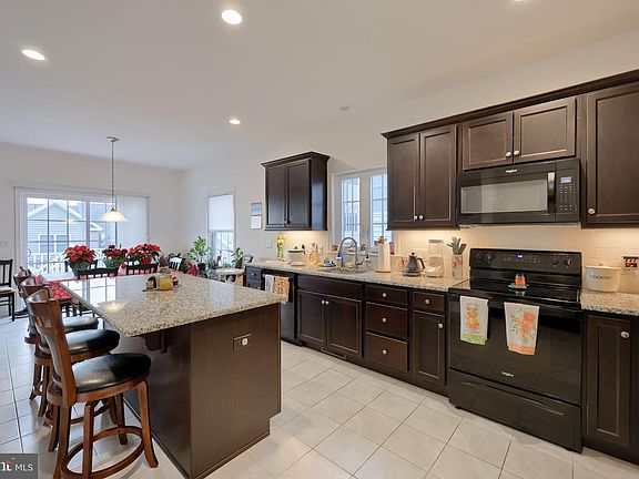 4th image of 423 Valor Dr