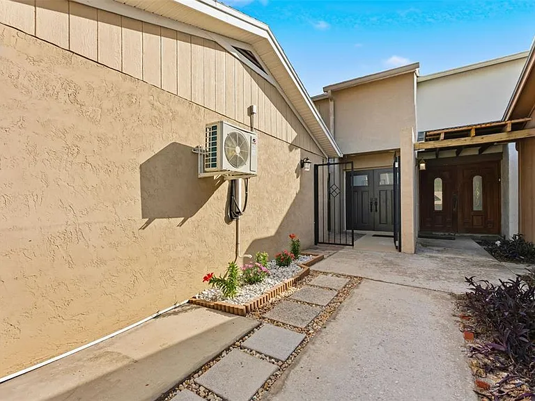 105 E Davis Blvd #B — Photo 3