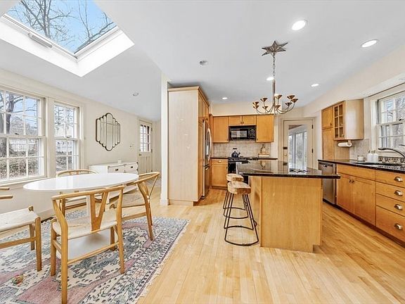 5th image of 59 Cottage St