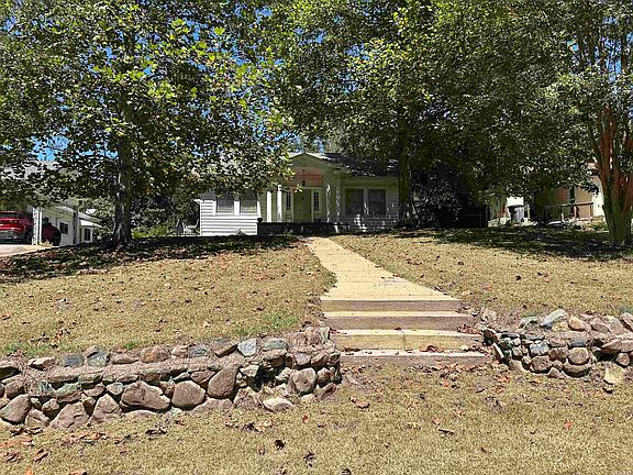 3rd image of 130 Circle Dr