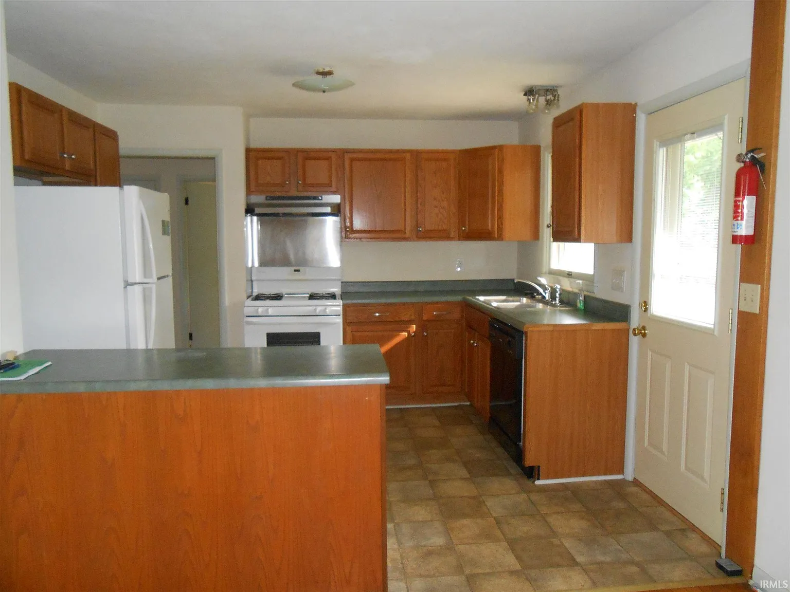 3 bed, 2.0 bath, 1440 sqft, $2,800 — Photo 2