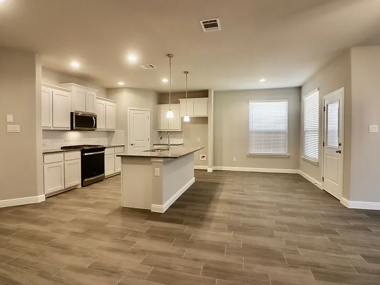 1120 Eastland Ln — Photo 8