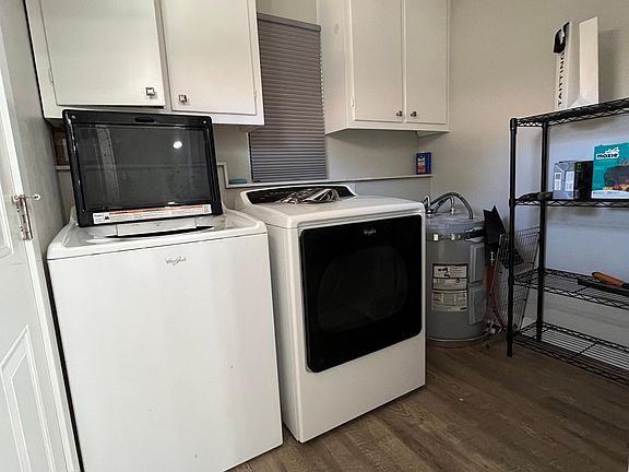 SHARED LAUNDRY ROOM. 

Unit B has external access only.
