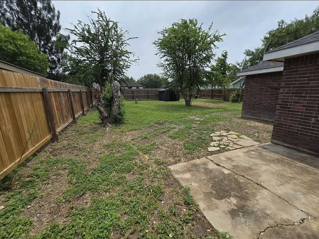 Building Photo - 809 W Cardinal Ave